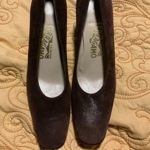 Size 8, brown Salvatore Ferragamo dress shoes. These shoes are classic!